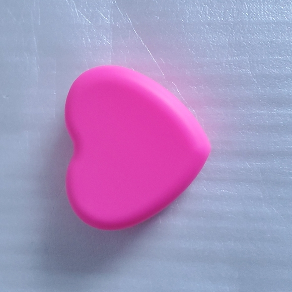 Heart Shaped Brush Cleaner - Picture 3 of 4